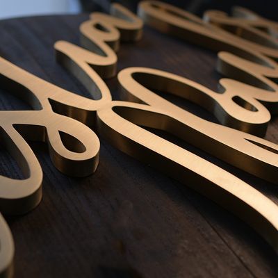 Anti-Rost-Metall-Buchstaben-Logo mit 50000 Arbeitsstunden Lebensdauer und benutzerdefinierte Farbdesign
