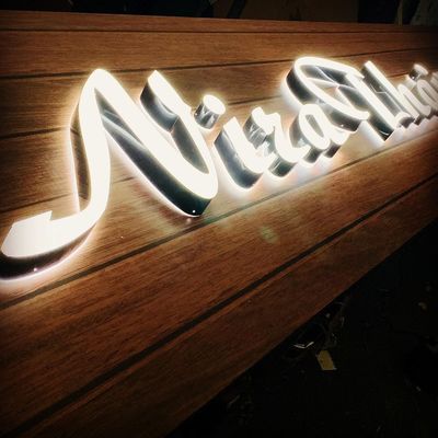 Custom 3d Edelstahl Innenwand Brief Logo Zeichen mit Leuchtwirkung Anzeige