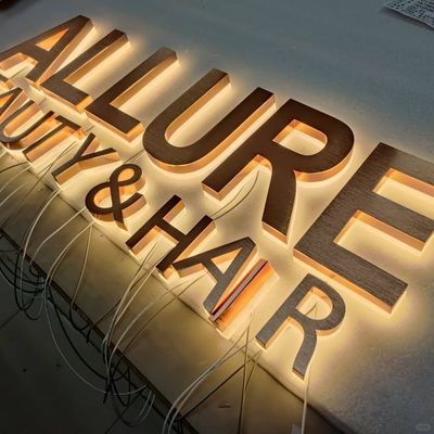 Custom Business Shop Außenwand hängende Acryl-Logo-Schildertafel für Unternehmen