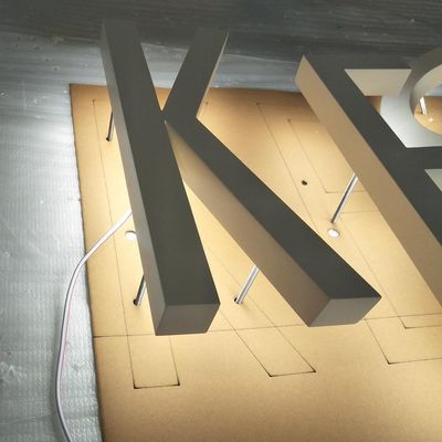 Besonders hergestellte Metallschilder mit gebürstetem Aluminiumbuchstaben und LED-Rückbeleuchtung