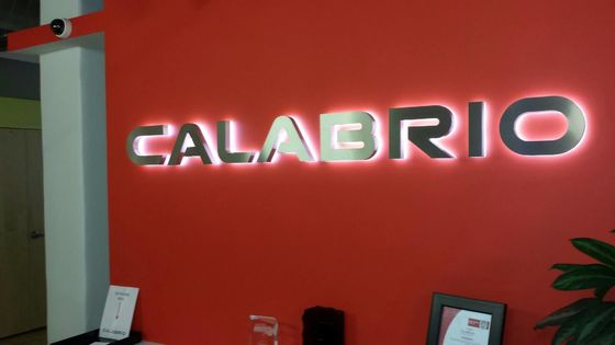 50000 Arbeitsstunden Lebensdauer Custom Outdoor Channel Letter Sign mit LED-Hintergrundbeleuchtung