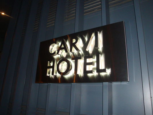50000 Arbeitsstunden Lebensdauer Custom Outdoor Channel Letter Sign mit LED-Hintergrundbeleuchtung